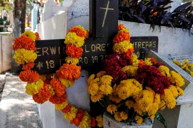 November 2, 2024, Chilpancingo, Guerrero, Mexico: Hundreds of families bring flowers, food, beer and music to the graves of their faithful deceased in the cemetery of Chilpancingo, Guerrero, on November 2, which is the Day of the Dead festival. Chilpancingo Mexico - ZUMAj170 20241102_zip_j170_011 Copyright: xDavidxJuarezx