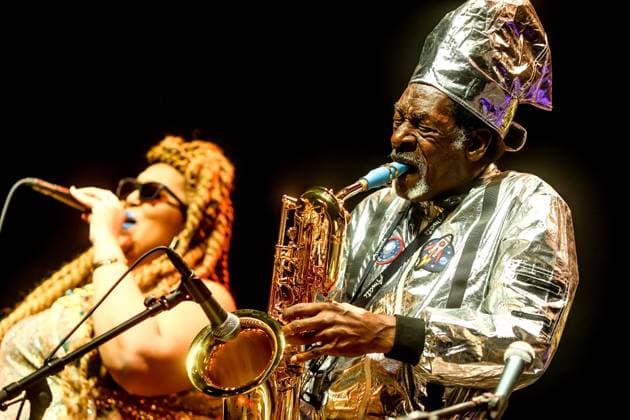 Bilder des Jahres 2024, Entertainment 11 November Entertainment Themen der Woche KW44 Konzert von Sun Ra Arkestra, 60 e Jazzfest Berlin, Haus der Berliner Festspiele Sun Ra Arkestra Knoel Scott – Alt- und Baritonsaxofon, Kongas Tara Middleton – Gesang *** Local Caption *** *** Concert by Sun Ra Arkestra, 60 e Jazzfest Berlin, Haus der Berliner Festspiele Sun Ra Arkestra Knoel Scott - alto and baritone saxophone, Kongas Tara Middleton - vocals Local Caption