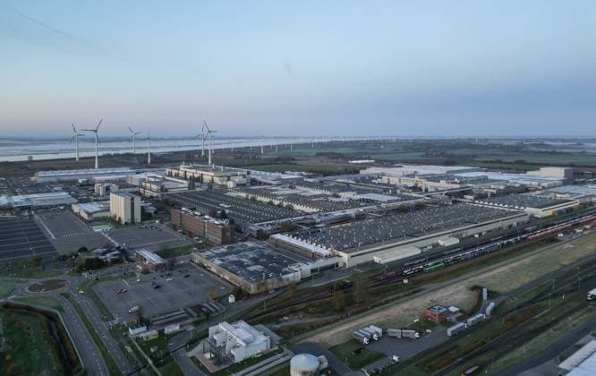 Volkswagen-Werk Emden in der Krise. Blick auf das Volkswagen-Werk in Emden. Europas größter Autobauer möchte drei Werke in Deutschland schließen und Zehntausende Mitarbeiter entlassen. Emden Niedersachsen Deutschland *** Volkswagen Emden plant in crisis View of the Volkswagen plant in Emden Europes largest carmaker wants to close three plants in Germany and lay off tens of thousands of employees Emden Lower Saxony Germany Copyright: xdiebildwerftx