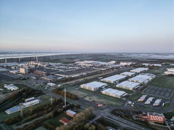 Volkswagen-Werk Emden in der Krise. Blick auf das Volkswagen-Werk und Zulieferer-Firmen in Emden. Europas größter Autobauer möchte drei Werke in Deutschland schließen und Zehntausende Mitarbeiter entlassen. Emden Niedersachsen Deutschland *** Volkswagen Emden plant in crisis View of the Volkswagen plant and supplier companies in Emden Europes largest carmaker wants to close three plants in Germany and lay off tens of thousands of employees Emden Lower Saxony Germany Copyright: xdiebildwerftx