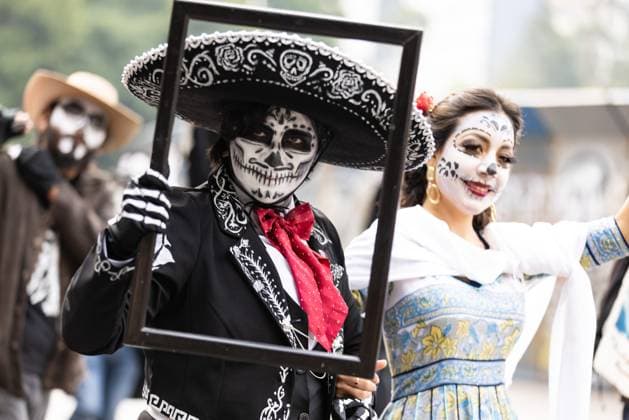 (241103) -- MEXICO CITY, Nov. 3, 2024 -- People in costumes and facial makeup participate in the Day of the Dead Parade in downtown Mexico City, capital of Mexico, on Nov. 2, 2024. ) MEXICO-MEXICO CITY-DAY OF THE DEAD-PARADE LixMengxin 