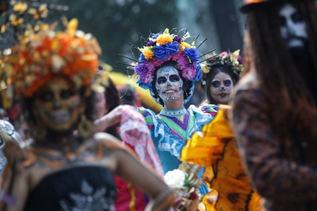 (241103) -- MEXICO CITY, Nov. 3, 2024 -- People in costumes and facial makeup participate in the Day of the Dead Parade in downtown Mexico City, capital of Mexico, on Nov. 2, 2024. (Photo by Xinhua) MEXICO-MEXICO CITY-DAY OF THE DEAD-PARADE FranciscoxCanedo 