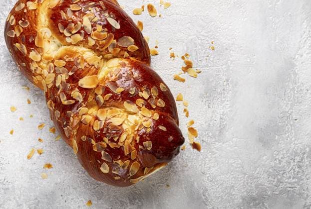 Geflochtener, süßer Brotkuchen, mit gehobelten Mandeln, Frühstück, geflochtenes Brot, Brioche, auf einem hellen Hintergrund, Draufsicht, keine Personen Braided, sweet bread pie, with sliced almonds, breakfast, braided bread, brioche, on a light background, top view, no people Copyright: imageBROKER GalinaxDidebashvili ibxgai11687990.jpg
