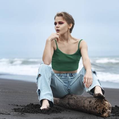 Creative Highlights Symbolfotos Blonde Frau mit kurzen Haaren und hellem Make up sitzt auf einem Baumstamm am Strand und schaut weg, während ihre Hand auf dem Kinn ruht. Hipster Frau genießt heitere und friedliche Szene am Sandstrand des Pazifischen Ozeans Blonde woman with short hair and bright makeup is sitting on log on beach, looking away with hand resting on chin. Hipster woman is enjoying serene and peaceful scene on sandy beach of Pacific Ocean Copyright: imageBROKER AlexanderxA.xPiragis ibxiqx11670562.jpg ,model released, Symbolfoto ,property released