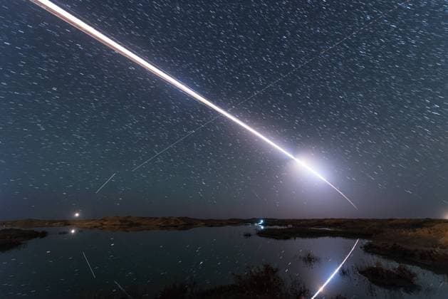 Bilder des Jahres 2024, News 11 November News Themen der Woche KW45 News Bilder des Tages BAYINGOLIN MONGOL, CHINA - NOVEMBER 04: The return capsule of the Shenzhou-18 manned spaceship streaks across the sky after separating from the propulsion capsule and orbiting capsule on November 4, 2024 in Bayingolin Mongol Autonomous Prefecture, Xinjiang Uygur Autonomous Region of China. The Shenzhou-18 crew consisting of three Chinese astronauts returned to Earth safely in the early morning on Monday, after completing a six-month space station mission.  Copyright: xVCGx 111528301433