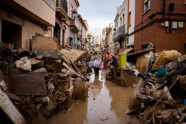 Bilder des Jahres 2024, News 11 November News Themen der Woche KW44 News Bilder des Tages Aftermath of flash floods in Valencia, Spain - 03 Nov 2024 Locals and volunteers are seen manually cleaning up the streets filled with mud with shovels and other tools. More than 200 people were killed in flash floods that affected the area around Valencia, particularly the towns of Paiporta, Sedavì, and Benatusser, in what is considered the worst natural disaster in Spain s history and one of the worst in Europe history. The floods were caused by an atmospheric phenomenon known as Dana. With many bodies still under the rubble, the number of victims is expected to rise. Paiporta Spain Copyright: xDavidexBonaldox xSOPAxImagesx DBONALDO-1291