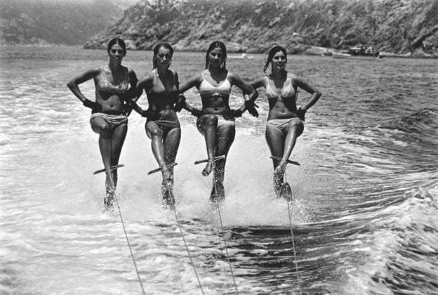 Archivbilder der Woche KW45 Turning tricks off Deep Water Bay under the auspices of the Hong Kong Motor Boat and Ski Club were these four aquatic athletes, who were on a visit from the Pacific island of Guam. 04JUL70 HONG KONG CHINA EDITORIAL USE ONLY  Copyright: xx MER2016051309140388 Chingx scmpphotos148100