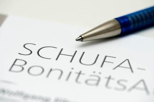 SCHUFA Bonitätsauskunft Ein Kugelschreiber liegt auf einem Formular der SCHUFA Bonitätsauskunft *** SCHUFA credit report A ballpoint pen lies on a SCHUFA credit report form