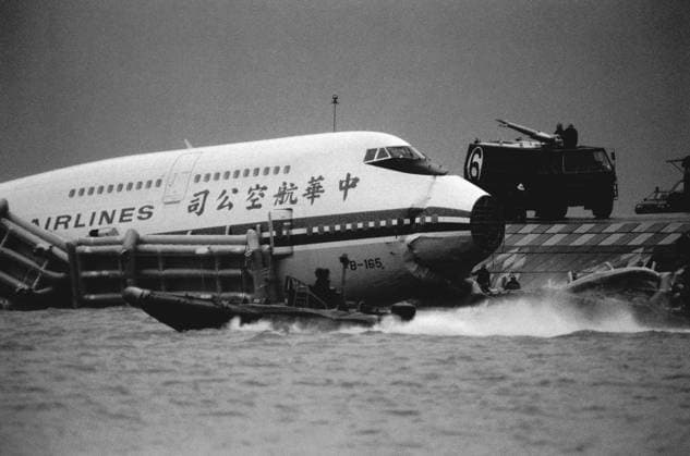 Archivbilder der Woche KW45 All 296 people aboard this China Airlines jumbo jet survived when it swerved off the tarmac and into the harbour. 4 Nov 1993 HK HK EDITORIAL USE ONLY  Copyright: xx MER2016051309120154 POSTxSTAFFxPHOTOGRAPHERx scmpphotos149111