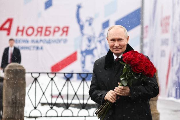 News Themen der Woche KW45 News Bilder des Tages RUSSIA, MOSCOW - NOVEMBER 4, 2024: Russia s President Vladimir Putin takes part in a wreath laying ceremony at the monument to Kuzma Minin and Dmitry Pozharsky in Red Square on Russia s Unity Day. Mikhail Tereshchenko TASS  75681280