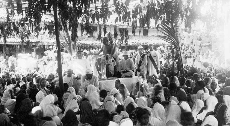 Mahatma Gandhi addressing women during the salt march, March 1930 - MODEL RELEASE NOT AVAILABLE Copyright: xVithalbhaixJhaveri DinodiaxPhotox