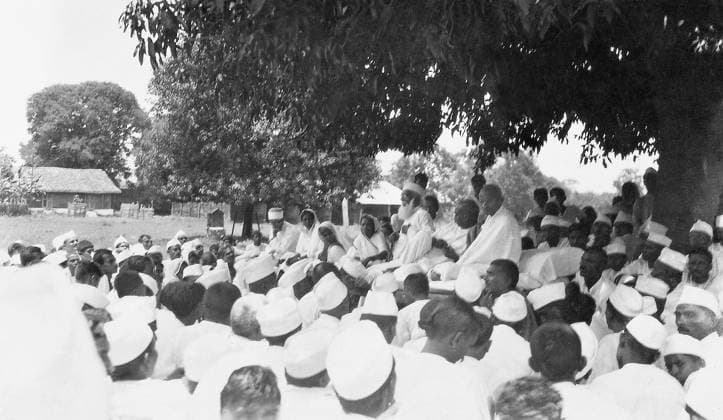 Mahatma Gandhi at an evening meeting during the salt march, March 1930 - MODEL RELEASE NOT AVAILABLE Copyright: xVithalbhaixJhaveri DinodiaxPhotox
