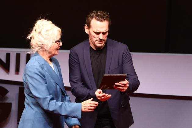 November 4, 2024, Thessaloniki, Greece: American actor Matt Dillon is being awarded with the Alexander Award by the Greek actress Themis Bazaka, during Thessaloniki International Film Festival. Matt Dillon received the Alexander Award for his contribution to cinema during the 65th Thessaloniki Film Festival. Thessaloniki Greece - ZUMAp191 20241104_zap_p191_001 Copyright: xGiannisxPapanikosx