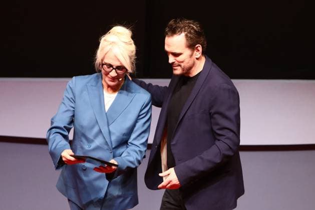 November 4, 2024, Thessaloniki, Greece: American actor Matt Dillon is being awarded with the Alexander Award by the Greek actress Themis Bazaka, during Thessaloniki International Film Festival. Matt Dillon received the Alexander Award for his contribution to cinema during the 65th Thessaloniki Film Festival. Thessaloniki Greece - ZUMAp191 20241104_zap_p191_002 Copyright: xGiannisxPapanikosx