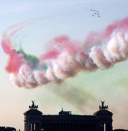 Bilder des Jahres 2024, News 11 November News Themen der Woche KW45 News Bilder des Tages (241104) -- ROME, Nov. 4, 2024 -- The Italian Air Force s Frecce Tricolori aerobatic squad performs in celebration of the Italian National Unity and Armed Forces Day in Rome, Italy, on Nov. 4, 2024. (Photo by Xinhua) ITALY-ROME-NATIONAL UNITY AND ARMED FORCES DAY-CELEBRATION ElisaxLingria 