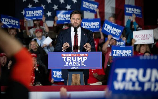 News Themen der Woche KW45 News Bilder des Tages November 4, 2024, Smyrna, Georgia, USA: Republican Vice Presidential candidate J.D. Vance voices his anger at Kamala Harris at a rally during his final visit to Georgia before Election Day. Smyrna USA - ZUMAn03_ 20241104_zaf_n03_011 Copyright: xRobinxRaynex