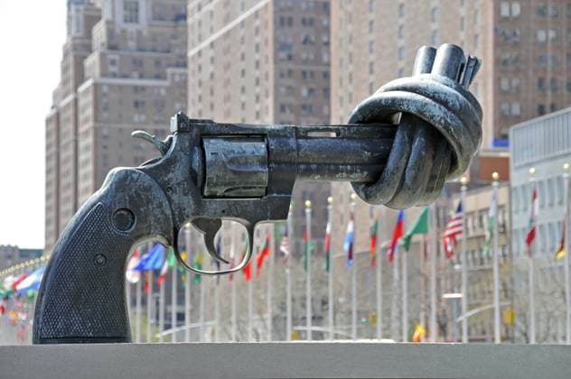 Pistole mit Knoten im Lauf Pistole mit Knoten im Lauf, Skulptur des Künstlers Carl Fredrik Reuterswaerd vor dem UNO Hauptquartier in New York City, New York State, USA Copyright: xZoonar.com WalterxG.xAllgöwerx 1071235