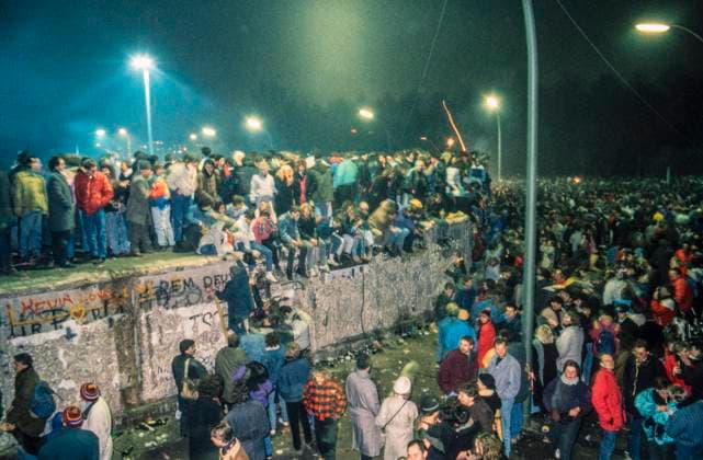 Archivbilder der Woche KW45 first reunified new year s eve 1989 90., Berlin, Germany DEUTSCHLAND, 31.12.1989, Berlin-Mitte. Nach dem Mauerfall erste gesamtdeutsche Silvesterfeier am Brandenburger Tor: Feiernde auf der Westseite (Strasse des 17. Juni). Die Mauer. First unified New Year s Eve celebration after the fall of the Berlin wall at the Brandenburg gate: Partying on the western side (June 17 road). The Wall. Â *** first reunified new year s eve 1989 90 , Berlin, Germany DEUTSCHLAND, 31 12 1989, Berlin Mitte After the fall of the Berlin wall first unified New Year s Eve celebration at the Brandenburg gate Partying on the western side June 17 road The Wall Â Copyright: MartinxFejer estost.net Fejer900135D