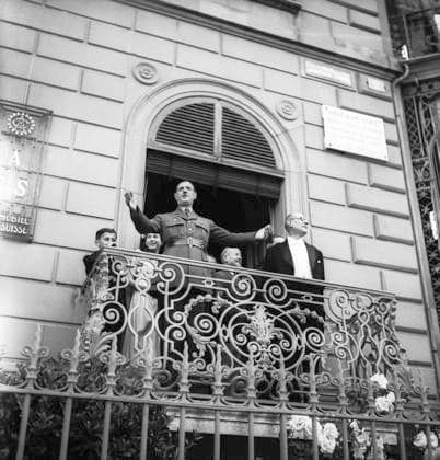 RECORD DATE NOT STATED General Charles de Gaulle on a balcony waving to the crowd in Geneva, 1946 . General Charles de Gaulle on a balcony waving to the crowd in Geneva, 1946 . Copyright: RDB ATP 1032_05_RDB00142204