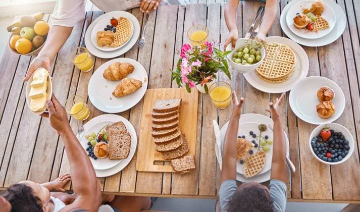 IMAGO Creative, Ostern, Bräuche, Osterbrunch Sharing, parents and kids at table with food, care and morning bonding together at breakfast. Mother, father and children with eating, love and happy family in home for brunch on patio from above. model released property released Copyright: xwww.peopleimages.comx