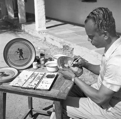 Man using portable rotating lathe applying lacquer wringtinforia wood ; painting lacquer toys ; Channapatna ; Karnataka Copyright: xTxSatyan DinodiaxPhotox