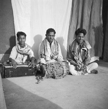 Folk singers who narrate the story puppet s shadow puppet play ; Hallare village ; Mysore district ; Karnataka ; India Copyright: xTxSatyan DinodiaxPhotox