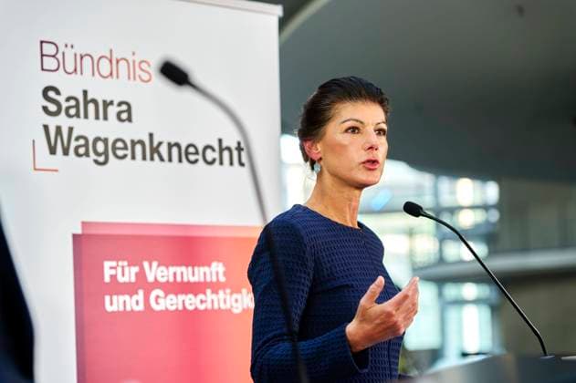 News Themen der Woche KW45 News Bilder des Tages Sarah Wagenknecht - Pressestatement in der 45.KW DEU,Deutschland, Berlin, 5.11.2024: Sarah Wagenknecht - Parteivorsitzende BSW Sarah Wagenknecht äußert sich vor den Fraktionssitzungen im Deutschen Bundestag. Thema sind: Steht die Ampelregierung vor dem Aus? *** Sarah Wagenknecht Press statement in 45 KW DEU,Germany, Berlin, 5 11 2024 Sarah Wagenknecht Party Chairwoman BSW Sarah Wagenknecht speaks ahead of the parliamentary group meetings in the German Bundestag The topic is Is the traffic light government on the brink of collapse?