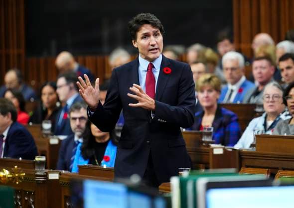 News Bilder des Tages November 5, 2024, Ottawa, On, Canada: Prime Minister Justin Trudeau rises during question period in the House of Commons on Parliament Hill in Ottawa on Tuesday, Nov. 5, 2024. Ottawa Canada  - ZUMAc35_ 20241105_zaf_c35_028 Copyright: xSeanxKilpatrickx