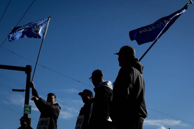 November 5, 2024, Vancouver, Bc, CANADA: Workers picket during an International Longshore and Warehouse Union labour dispute in North Vancouver, on Tuesday, November 5, 2024. Vancouver CANADA  - ZUMAc35_ 20241105_zaf_c35_051 Copyright: xEthanxCairnsx