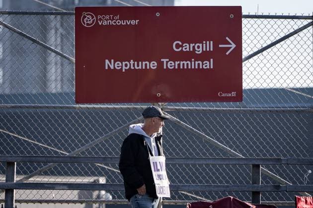 November 5, 2024, Vancouver, Bc, CANADA: A worker pickets at the entrance to the Neptune Terminal during an International Longshore and Warehouse Union labour dispute in North Vancouver, on Tuesday, November 5, 2024. Vancouver CANADA  - ZUMAc35_ 20241105_zaf_c35_058 Copyright: xEthanxCairnsx
