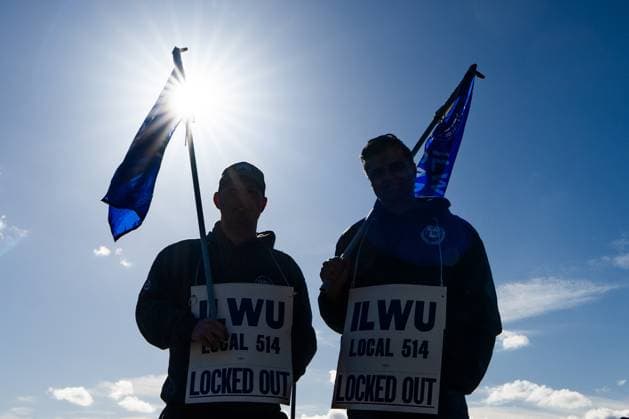 November 5, 2024, Vancouver, Bc, CANADA: Workers picket at Neptune Terminal during an International Longshore and Warehouse Union labour dispute in North Vancouver, on Tuesday, November 5, 2024. Vancouver CANADA  - ZUMAc35_ 20241105_zaf_c35_060 Copyright: xEthanxCairnsx
