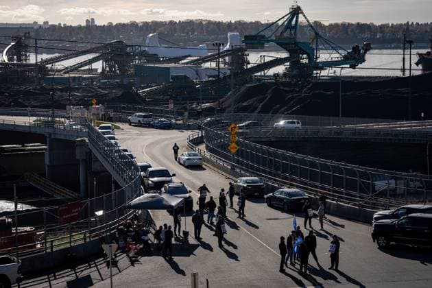 November 5, 2024, Vancouver, Bc, CANADA: Workers picket at Neptune Terminal during an International Longshore and Warehouse Union labour dispute in North Vancouver, on Tuesday, November 5, 2024. Vancouver CANADA  - ZUMAc35_ 20241105_zaf_c35_054 Copyright: xEthanxCairnsx