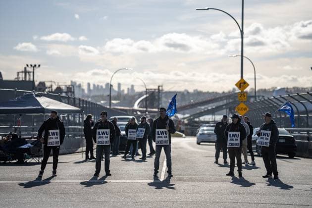 November 5, 2024, Vancouver, Bc, CANADA: Workers picket at Neptune Terminal during an International Longshore and Warehouse Union labour dispute in North Vancouver, on Tuesday, November 5, 2024. Vancouver CANADA  - ZUMAc35_ 20241105_zaf_c35_055 Copyright: xEthanxCairnsx