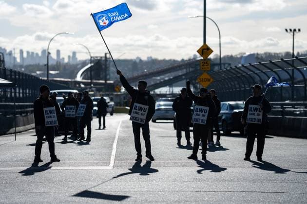 November 5, 2024, Vancouver, Bc, CANADA: Workers picket at Neptune Terminal during an International Longshore and Warehouse Union labour dispute in North Vancouver, on Tuesday, November 5, 2024. Vancouver CANADA  - ZUMAc35_ 20241105_zaf_c35_056 Copyright: xEthanxCairnsx