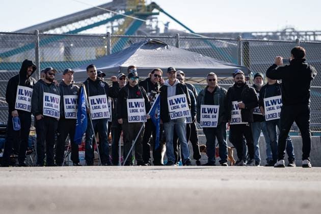 November 5, 2024, Vancouver, Bc, CANADA: Workers pose for a photo while picketing at Neptune Terminal during an International Longshore and Warehouse Union labour dispute in North Vancouver, on Tuesday, November 5, 2024. Vancouver CANADA  - ZUMAc35_ 20241105_zaf_c35_057 Copyright: xEthanxCairnsx