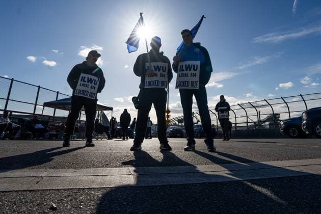November 5, 2024, Vancouver, Bc, CANADA: Workers picket at Neptune Terminal during an International Longshore and Warehouse Union labour dispute in North Vancouver, on Tuesday, November 5, 2024. Vancouver CANADA  - ZUMAc35_ 20241105_zaf_c35_061 Copyright: xEthanxCairnsx
