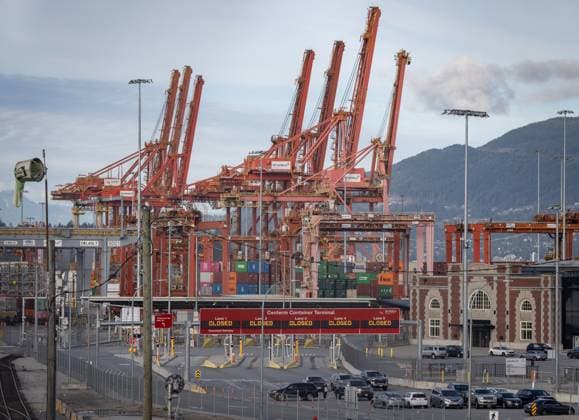 November 5, 2024, Vancouver, Bc, CANADA: Cars block the entrance to the Vancouver Port during an International Longshore and Warehouse Union labour dispute in Vancouver, on Tuesday, November 5, 2024. Vancouver CANADA  - ZUMAc35_ 20241105_zaf_c35_062 Copyright: xEthanxCairnsx