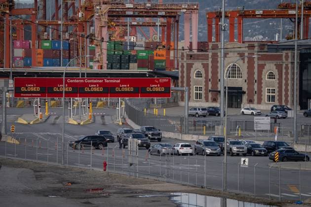 November 5, 2024, Vancouver, Bc, CANADA: Cars block the entrance to the Vancouver Port during an International Longshore and Warehouse Union labour dispute in Vancouver, on Tuesday, November 5, 2024. Vancouver CANADA  - ZUMAc35_ 20241105_zaf_c35_063 Copyright: xEthanxCairnsx