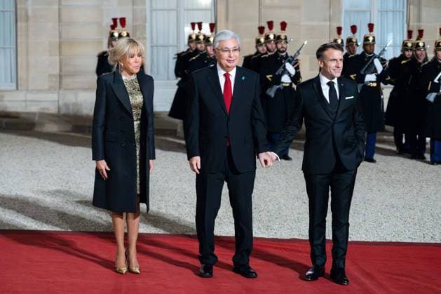 News Themen der Woche KW45 News Bilder des Tages State Dinner In Honor Of Kazakh President - Paris French President Emmanuel Macron (L) and his wife Brigitte Macron (C) greet Kazakhstan s President Kassym-Jomart Tokaïev prior to an official state dinner at the Elysee presidential palace as part of Kazakhstan s President s state visit to France, in Paris, on November 5, 2024. One year after the French president s visit to Kazakhstan, the two countries Presidents met again at the Elysee Palace with the shared aim of strengthening the strategic partnership between France and the Central Asian country, an economic and military ally of Russia, with which it shares a common border of over 7,500 kilometers. Photo by Alexis Jumeau ABACACAPRESS.COM Paris France  Copyright: xJumeauxAlexis ABACAx