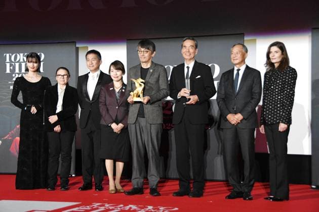 Tokyo International Film Festival, Preisverleihung Tokyo International Film Festival Japanese film director Daihachi Yoshida (4th from R) and actor Kyozo Nagatsuka (3rd from R) pose for photos with members of the competition jury at the Tokyo International Film Festival in Tokyo on Nov. 6, 2024, after his film Teki Cometh won the top prize of the Tokyo Gran Prix and the best director award and Nagatsuka, who starred in the film, won the best actor award.  A14AA0003693437P