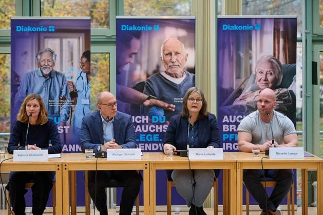 News Themen der Woche KW45 News Bilder des Tages Die Diakonie Deutschland will mit der Pflegekampagne Sechs Bausteine fuer eine gute Pflegereform den Druck auf die Politik erhoehen. Sie forderte am Mittwoch, 06.11.2024, in Berlin eine Pflegevollversicherung, die soziale Absicherung pflegender Angehoeriger und eine gesetzliche Verpflichtung fuer Kommunen zu einer lokalen Altenhilfeplanung (im Foto vom 06.11.2024 Pressekonferenz mit (vlnr.) Kathrin Klinkusch, Diakonie-Pressesprecherin, Diakonie-Praesident Ruediger Schuch, die Diakonie-Sozialvorstaendin Maria Loheide und Ricardo Lange, Intensivpfleger und Pflege-Aktivist, und im Hintergrund Plakate der Kampagne Auch du brauchst Pflege. Irgendwann. , fuer die Prominente wie (vlnr.) Eckhart von Hirschhausen, Schauspieler Benno Fuermann (Für Copyright: epd-bild ChristianxDitsch D24D1106DiakoniePflegekampagne114201