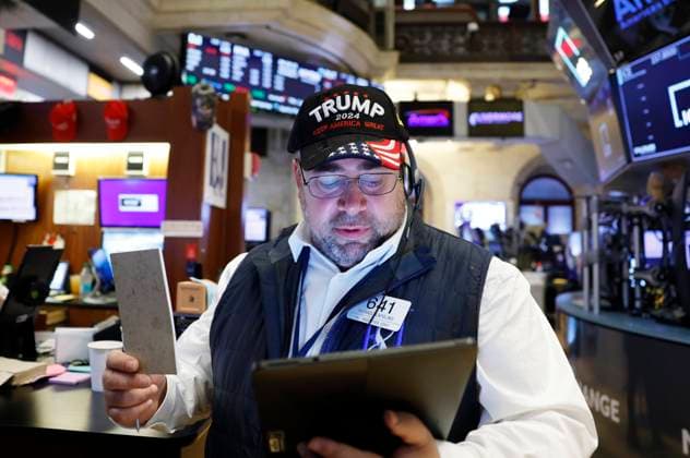 Bilder des Jahres 2024, News 11 November News Themen der Woche KW45 News Bilder des Tages Trump merchandise is worn by traders working on the floor of the New York Stock Exchange on Wall Street the morning after Election Day on Wednesday, November 6, 2024 in New York City. Former President Donald Trump defeated Vice President Kamala Harris on Tuesday and will return to the White House as the 47th President of the United States.  NYP20241106109 JOHNxANGELILLO