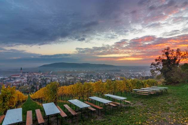 IMAGO Creative, Jahreszeit Herbst in der Stadt Klosterneuburg Abbey and town, vineyard Klosterneuburg Wienerwald, Vienna Woods Niederösterreich, Lower Austria Austria
