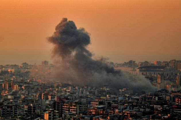 Bilder des Jahres 2024, News 11 November News Themen der Woche KW45 News Bilder des Tages November 6, 2024, Beirut, Beirut, Lebanon: Heavy smoke billows for areas in Beirut southern suburb that were targeted by Israeli air strikes. Israel launched a new wave of air strikes on the southern suburb, a stronghold of pro-Iranian Hezbollah, after few days of relative calm. Beirut Lebanon - ZUMAn313 20241106_zip_n313_018 Copyright: xMarwanxNaamanix