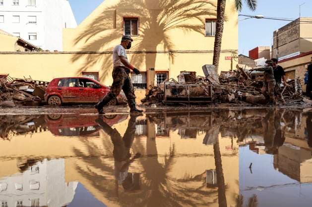 Bilder des Jahres 2024, News 11 November News Themen der Woche KW45 News Bilder des Tages Ninth day after the DANA in the Valencian Community A person walks on a street in Paiporta, on November 6, 2024, in Paiporta, Valencia Valencian Community Nine days after the DANA resulted in 217 deaths, most of them in Valencia, Paiporta remains one of the most affected areas Dozens of troops, the Army, the UME and volunteers continue working to remove mud from the streets and debris to return to normal, the UME and volunteers continue to work removing mud from the streets and debris to return to normality progressively The ante mortem offices set up by the National Police and the Civil Guard in collaboration with forensic doctors counted 89 active missing persons for the moment 06 NOVEMBER 2024 PAIPORTA DANA RIADA VALENCIA Paiporta, Vale  Copyright: xRoberxSolsonax 6326318