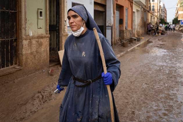 News Themen der Woche KW45 November 6, 2024, Paiporta, Valencia, EspaoÂ±a: Paiporta, Day 8 aftermath floods in Valencia, clean-up work continues affected by serious flooding.The Spanish army, firefighters, volunteers from many parts of Spain and neighbors help clean the streets of mud, houses. Paiporta Espana - ZUMAa230 20241106_zip_a230_027 Copyright: xDavidxAparicioxFitax