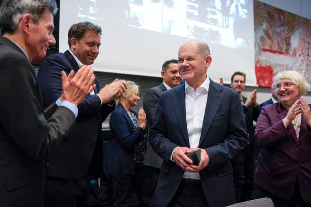 Bilder des Jahres 2024, News 11 November News Themen der Woche KW45 SPD-Bundestagsfraktion, nach dem Ampel Aus im Bundestag Fraktionssitzung SPD-Bundestagsfraktion, nach dem Ampel Aus, im Bundestag, beim Einzug bejubelter Bundeskanzler Olaf Scholz Berlin Berlin GER *** SPD parliamentary group in the Bundestag, after the traffic light parliamentary group meeting SPD parliamentary group in the Bundestag, after the traffic light parliamentary group meeting, after the traffic light parliamentary group meeting, after the traffic light parliamentary group meeting, after the traffic light parliamentary group meeting, after the traffic light parliamentary group meeting, after the traffic light parliamentary group meeting