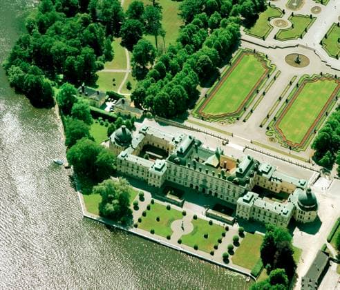 ARCHIVE 010810 Drottningholm Palace on Lovön outside Stockholm Drottningholm Palace is included on UNESCOs World Heritage List of environments worthy of preservation for posterity The picture also shows the so-called Sjöpaviljongen DROTTNINGHOLM Sweden x4976x  Copyright: xJoakimxBerglundx DROTTNINGHOLMS SLOTT