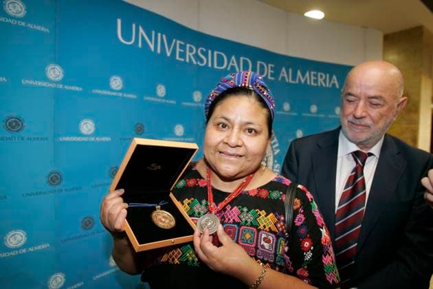 Rigoberta Menchu Medalla de Oro de la Universidad de Almeris, Spain ALMERIA, Spain (01 10 08).- La activista por Derechos Humanos guatemalteca Rigoberta Menchœ, Premio Nobel de la Paz en 1992, recibe la Medalla de Oro de la Universidad de Almer’a (UAL) en nombre de la civilizaci—n maya y de todas las personas que lucharon por tener una universidad . Javier Alonso ALFAQUI ALMERIA SPAIN EDITORIAL USE ONLY Copyright: xx JavierxAlonsox xALFAQUIx dpphotos104025