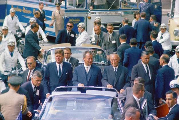 Archivbilder der Woche KW45 U.S. President John F. Kennedy standing with West Berlin Mayor Willy Brandt and West German Chancellor Konrad Adenauer in open convertible car during his motorcade through West Berlin, West Germany, Cecil Stoughton, White House Photographs, June 26, 1963  Copyright: xCircaxImagesx ghi-circa13087